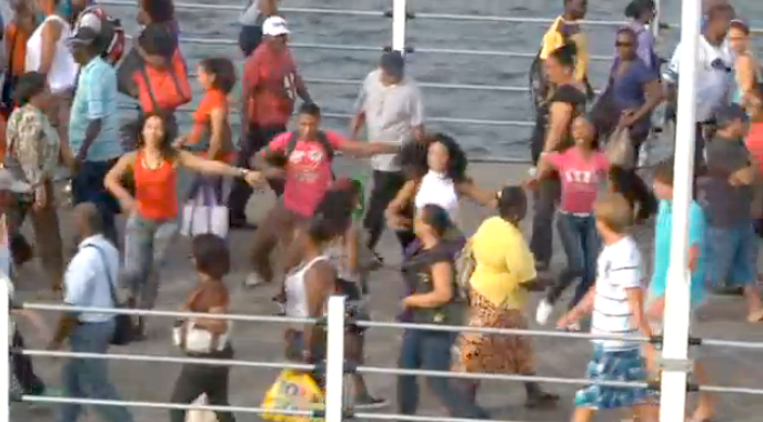 Curaçao Flashmob on “Swinging Old Lady”